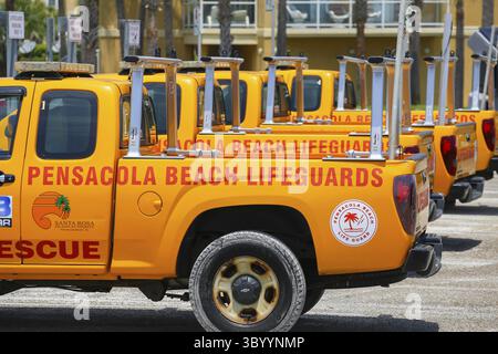 Pensacola Beach, USA - 13. Mai 2015: Mehrere Pick-up-Trucks von Rettungskräften parken in einer Reihe und sind einsatzbereit, Pensacola Beach, USA Stockfoto