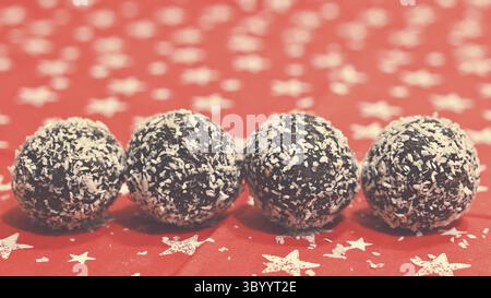 Weihnachtsbonbons. Rumbällchen in Kokosnuss gewickelt. Traditionelle hausgemachte, handgemachte Weihnachtskekse in der Tschechischen Republik Stockfoto