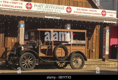 Jefferson TX - 8. Januar 2025: Store and Ice Cream Shop in Downtown Jefferson, Texas Stockfoto