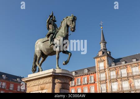 Madrid, Spanien. Reiterstatue von Philipp III. Auf der Plaza Mayor, ein bedeutendes Wahrzeichen von Giambologna und Pietro Tacca Stockfoto