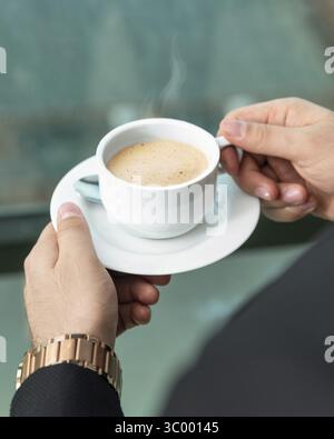 Mann trinkt Latte Kaffee aus der Nähe Stockfoto