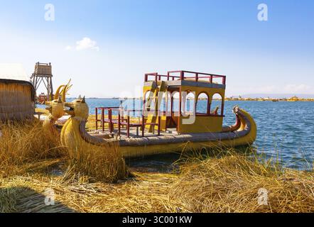 Titicaca Lake Peru, August 16 Nutzung des Strohbootes durch Uros Menschen, um zwischen der schwimmenden Insel im Titicaca See zu wechseln. Aufnahme am 16. August 2019 Stockfoto