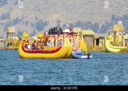 Titicaca-See Peru, 16. August. Touristen überqueren den See auf einem Totora-Boot während eines Ausflugsshootings am 16. August 2019, Peru Stockfoto