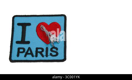 Umweltfreundlicher Stoffaufnäher mit „I LOVE PARIS“ und rotem Herz mit Mini-Eiffelturm. Horizontales Layout mit Kopierraum auf der rechten Seite. Stockfoto