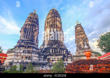 Wat Mahathat's alte dreifache Pagoden in Ratchaburi Thailand Klassische Dvaravati-Architektur steht hoch unter dem hellen Himmel und spiegelt kulturellen Reichtum wider Stockfoto