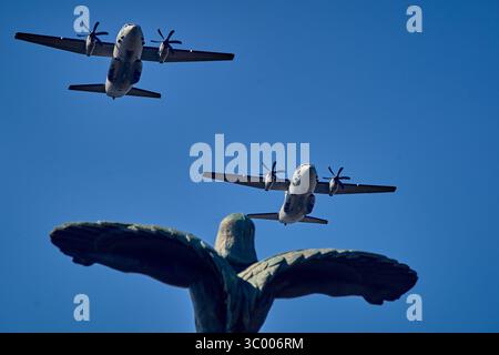 Bukarest, Rumänien. 20. Juli 2025: Zwei Alenia C-27J Spartans fliegen während des rumänischen Tages der Luftwaffe in Bukarest über das Air Heroes Monument. Quelle: Lucian Alecu/Alamy Live News Stockfoto