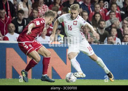 September 2017 - Kopenhagen, Dänemark - Dänemark, Kopenhagen 1. September 2017. Jakub Blaszczykowski (16) aus Polen und Jens Stryger Larsen (L) aus Dänemark während der WM-Qualifikation zwischen Dänemark und Polen im Telia Parken in Kopenhagen. (Foto: © Kim Matthai Lelan/Gonzales Foto via ZUMA Press) Stockfoto
