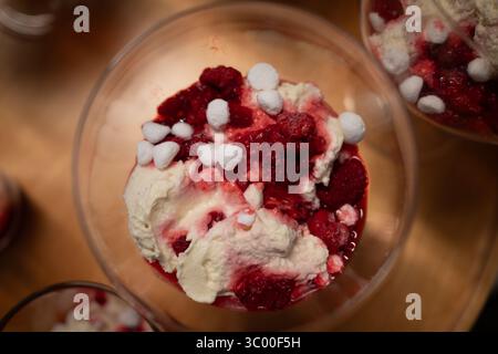 Himbeerdessert mit Schlagsahne Stockfoto