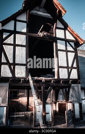 Historisches Fachwerkgebäude mit traditionellen freiliegenden Holzbalken und weißen Putzwänden. Stockfoto