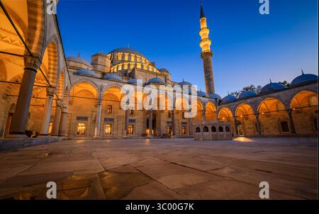 Die majestätische Suleymaniye-Moschee, eine osmanische Kaisermoschee, mit ihrer großen Kuppel und den aufragenden Minaretten unter einem klaren Sonnenuntergang Himmel in Istanbul, Türkei Stockfoto