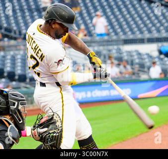 Pittsburgh, Usa. Juli 2025. Der Pittsburgh Pirates Outfield Andrew McCutchen (22) verdoppelt im neunten Inning des Chicago White Sox 7-2 Sieges im PNC Park am Sonntag, den 20. Juli 2025 in Pittsburgh. Foto: Archie Carpenter/UPI Credit: UPI/Alamy Live News Stockfoto