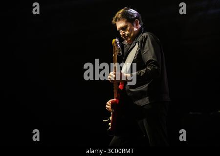 21. Mai 2022, Dänemark, Kopenhagen: Kopenhagen, Dänemark. Mai 2022. Die schottische Rockband Simple Minds gibt ein Live-Konzert im KB Hallen in Frederiksberg, Kopenhagen. Hier ist Gitarrist Charlie Burchill live auf der Bühne zu sehen., Credit:Thomas Rungstrom / ZUMA Press (Credit Image: © Thomas Rungstrom/Gonzales Foto via ZUMA Press) Stockfoto