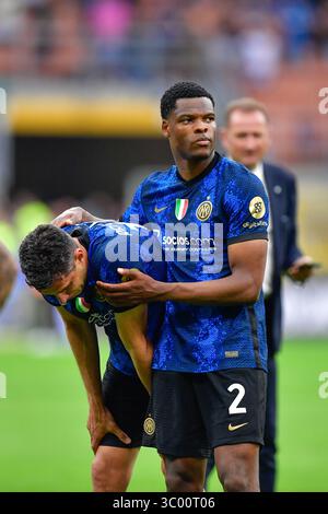 Mai 2022, Italien, Mailand: Mailand, Italien. Mai 2022. Andrea Ranocchia (13) und Denzel Dumfries (2) von Inter gesehen nach dem Spiel Der Serie A zwischen Inter und Sampdoria bei Giuseppe Meazza in Mailand., Credit:Tommaso Fimiano / ZUMA Press (Credit Image: © Tommaso Fimiano/Gonzales Photo via ZUMA Press) Stockfoto