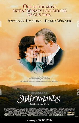 Shadowlands (1993) von Richard Attenborough mit Anthony Hopkins, Debra Winger und Edward Hardwicke. Die wahre Geschichte des Autors C.S. Lewis und seiner späten Romantik mit dem amerikanischen Dichter Joy Gresham, der Liebe, Verlust und Glauben erforscht. Werbeplakat, ausschließlich redaktionelle Verwendung, obligatorische Angabe: Media Associates / Universal Pictures Stockfoto