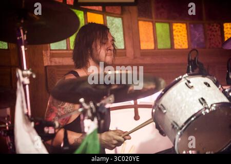 Juni 2018 - Bergen, Norwegen - Norwegen, Bergen - 12. Juni 2018. Die englische Rockband The Struts gibt ein Live-Konzert während des norwegischen Musikfestivals Bergenfest 2015 in Bergen. Hier ist Schlagzeuger Gethin Davies live auf der Bühne zu sehen. (Foto: Gonzales Photo - Jarle H. Moe) (Foto: © Jarle H. Moe/Gonzales Photo via ZUMA Press) Stockfoto