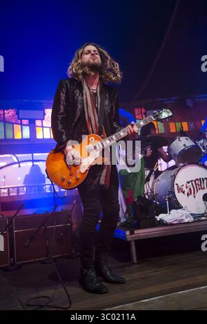 Juni 2018 - Bergen, Norwegen - Norwegen, Bergen - 12. Juni 2018. Die englische Rockband The Struts gibt ein Live-Konzert während des norwegischen Musikfestivals Bergenfest 2015 in Bergen. Hier ist Gitarrist Adam Slack live auf der Bühne zu sehen. (Foto: Gonzales Photo - Jarle H. Moe) (Foto: © Jarle H. Moe/Gonzales Photo via ZUMA Press) Stockfoto