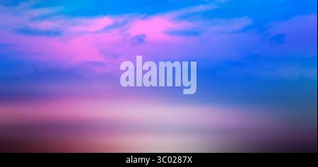 Abstrakte, verschwommene Landschaft mit Himmelsverlauf und Horizont. Sonnenuntergangsfarben am Horizont des Ozeans, Bewegungsunschärfe. Sonnenuntergang Unschärfe Natur Sommer Hintergrund Wolke Stockfoto