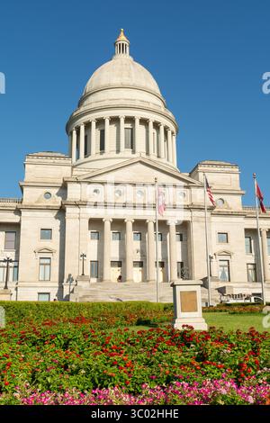 Außendetails des Arkansas State Capitol-Gebäudes mit blauem Himmel dahinter. Stockfoto
