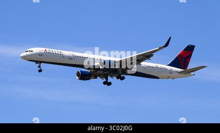 SeaTac, WA, USA - 2. Juli 2025; Delta Air Lines Boeing 757 Landungsregistrierung N586NW Stockfoto
