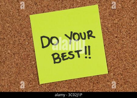 Nahaufnahme einer Haftnotiz mit positivem Motivationssatz „Do Your Best“ über einem Korkhintergrund Stockfoto
