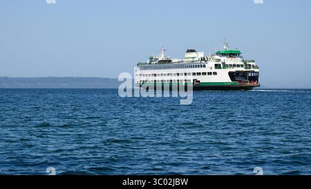 Edmonds, WA, USA - 17. Juli 2025; Washington State Jumbo-Autofähre MV Walla Walla, Überfahrt von Edmonds nach Kingston Stockfoto