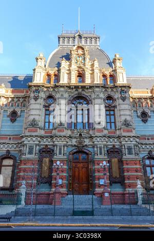 Detaillierte Vorderansicht des Haupteingangs des Palacio Aguas Corrientes, Buenos Aires, Argentinien. Historisches Gebäude mit reichen Ornamenten. Mögliche Regierung Stockfoto
