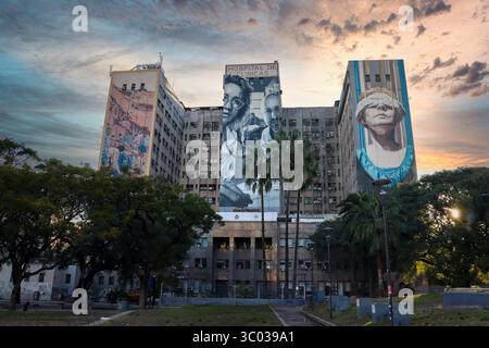 Fassade des Jose de San Martin Hospital de Clinicas in Buenos Aires, Argentinien. Mehrstöckiges Gebäude mit umgebender Vegetation. Stockfoto