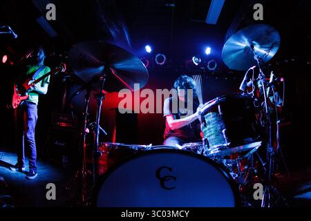 29. Oktober 2014: Kopenhagen, England, Dänemark - die amerikanische Psychdelic-Rock-Band Earthless gibt ein Live-Konzert im Pumpehuset in Kopenhagen. Hier ist Schlagzeuger Mario Rubalcaba live mit Gitarrist Isaiah Mitchell zu sehen. Dänemark, 29/10 2014. (Foto: © Peter Troest/Gonzales Foto via ZUMA Press) Stockfoto