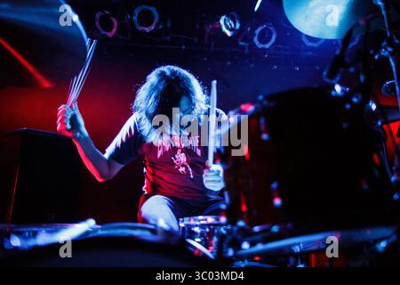 29. Oktober 2014: Kopenhagen, England, Dänemark - die amerikanische Psychdelic-Rock-Band Earthless gibt ein Live-Konzert im Pumpehuset in Kopenhagen. Hier ist Schlagzeuger Mario Rubalcaba live auf der Bühne zu sehen. Dänemark, 29/10 2014. (Foto: © Peter Troest/Gonzales Foto via ZUMA Press) Stockfoto