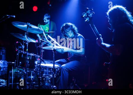 29. Oktober 2014: Kopenhagen, England, Dänemark - die amerikanische Psychdelic-Rock-Band Earthless gibt ein Live-Konzert im Pumpehuset in Kopenhagen. Hier ist der Schlagzeuger Mario Rubalcaba live auf der Bühne mit dem Bassist Mike Eginton (R) und der Gitarristin Isaiah Mitchell zu sehen. Dänemark, 29/10 2014. (Foto: © Peter Troest/Gonzales Foto via ZUMA Press) Stockfoto