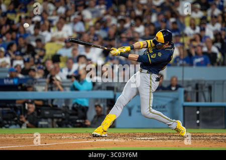 Milwaukee Brewers Outfielder Christian Yelich (22) bekommt einen Hit während eines MLB-Spiels gegen die Los Angeles Dodgers am Freitag, 18. Juli 2022, im Dodger Stadium. in Los Angeles besiegten die Brewers die Dodgers mit 2:0. (Jon Endow/Bild des Sports) Stockfoto