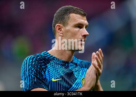 26. Oktober 2022, Italien, Mailand: Mailand, Italien. Oktober 2022. Edin Dzeko von Inter bereitet sich vor dem UEFA Champions League-Spiel zwischen Inter und Viktoria Plzen in Giuseppe Meazza in Mailand auf., Credit:Tommaso Fimiano / ZUMA Press (Credit Image: © Tommaso Fimiano/Gonzales Foto bei ZUMA Press) Stockfoto