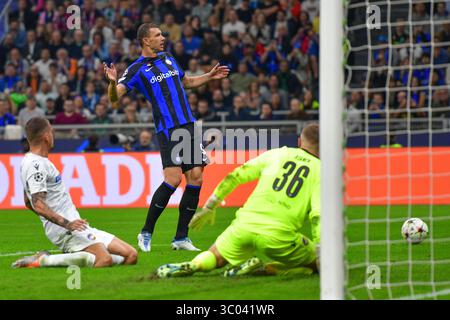 26. Oktober 2022, Italien, Mailand: Mailand, Italien. Oktober 2022. Edin Dzeko (9) von Inter während des UEFA Champions League-Spiels zwischen Inter und Viktoria Plzen bei Giuseppe Meazza in Mailand., Credit:Tommaso Fimiano / ZUMA Press (Credit Image: © Tommaso Fimiano/Gonzales Foto via ZUMA Press) Stockfoto