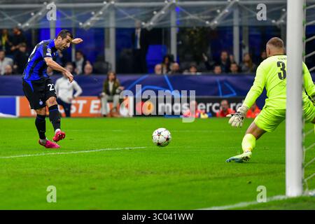 26. Oktober 2022, Italien, Mailand: Mailand, Italien. Oktober 2022. Henrikh Mkhitaryan (22) von Inter während des UEFA Champions League-Spiels zwischen Inter und Viktoria Plzen bei Giuseppe Meazza in Mailand., Credit:Tommaso Fimiano / ZUMA Press (Credit Image: © Tommaso Fimiano/Gonzales Foto via ZUMA Press) Stockfoto