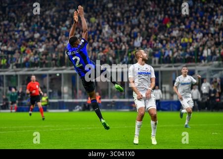 26. Oktober 2022, Italien, Mailand: Mailand, Italien. Oktober 2022. Denzel Dumfries (2) von Inter während des UEFA Champions League-Spiels zwischen Inter und Viktoria Plzen in Giuseppe Meazza in Mailand., Credit:Tommaso Fimiano / ZUMA Press (Credit Image: © Tommaso Fimiano/Gonzales Foto via ZUMA Press) Stockfoto