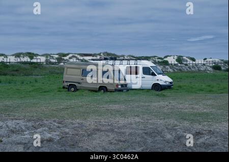 Zwei Wohnmobile parken an den Küstendünen in Portugal in der Nähe der Atlantikküste Stockfoto