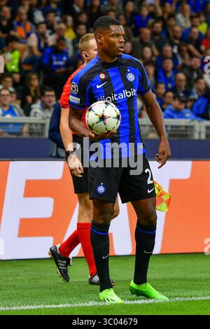 26. Oktober 2022, Italien, Mailand: Mailand, Italien. Oktober 2022. Denzel Dumfries (2) von Inter während des UEFA Champions League-Spiels zwischen Inter und Viktoria Plzen in Giuseppe Meazza in Mailand., Credit:Tommaso Fimiano / ZUMA Press (Credit Image: © Tommaso Fimiano/Gonzales Foto via ZUMA Press) Stockfoto