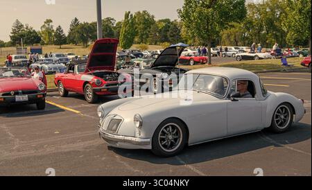 Chicago, Illinois, USA - 08. September 2024: 1957 MG MGA Coupe Retro Cabriolet, Eckansicht. Retro-Auto. Retro 1957 MG MGA Coupe Car. MG MGA Coup Stockfoto