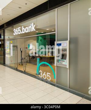 Banska Bystrica, Slowakei - 19. Juli 2025 : 365 Bankfiliale im Einkaufszentrum in Banska Bystrica. Slowakei. Stockfoto