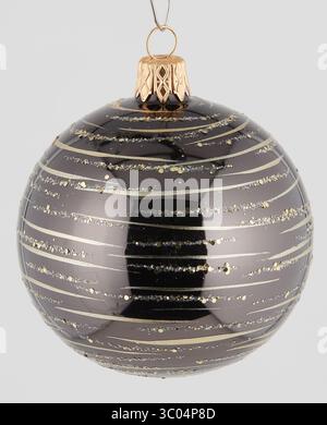 Brauner gestreifter Weihnachtskugel isolierter Naturhintergrund mit Schneidepfad Stockfoto