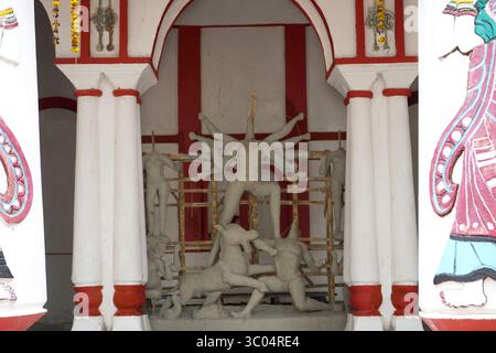 Unvollendetes Lehm-Idol der Göttin Durga im traditionellen bengalischen Innenhof im Behala Bonedi Bari Stockfoto