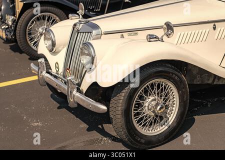 Chicago, Illinois, USA - 08. September 2024: 1954 MG TF 1500 zweisitziges Roadster-Cabriolet, Eckansicht. Weißes Retro-Auto. 1954 MG TF 1500 Ca Stockfoto