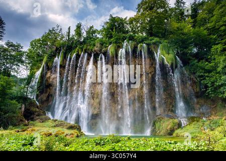 15. Juli 2019, Ogulin, Kreis Karlovac, Kroatien: Kreis Karlovac, Kroatien. Juli 2019. Der Nationalpark Plitvicer Seen ist einer der ältesten und größten Nationalparks Kroatiens und wurde zum UNESCO-Weltkulturerbe erklärt. (Gonzales Foto - Bo Kallberg) (Foto: © Bo Kallberg/Gonzales Foto via ZUMA Press) Stockfoto