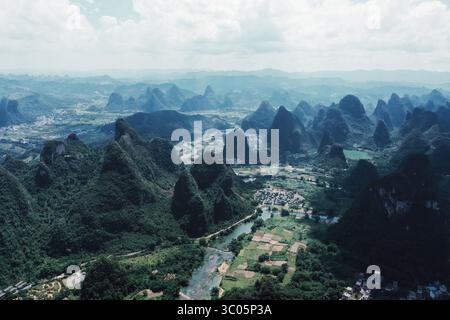 Atemberaubende Karstlandschaft in Guangxi mit Hügeln und Tälern in der Nähe von Yangshuo und Guilin Stockfoto