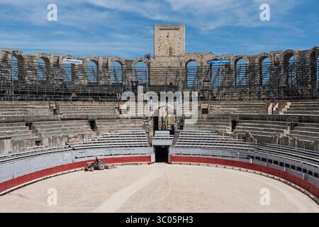 Traktorreinigung die Schmutzoberfläche des römischen Arena Ampitheaters aus dem Jahr 80 n. Chr. unterhält noch heute Menschenmassen in Form von Stierkämpfen, Arles, Prov Stockfoto