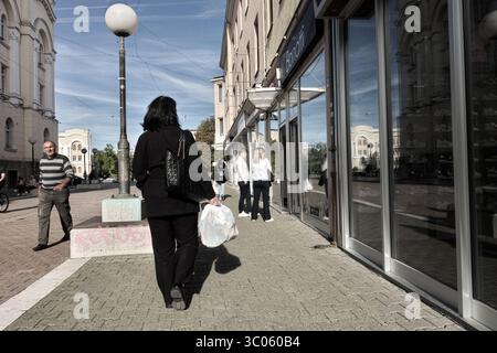 Frau mit Plastiktasche in der Gospodska Street, Banja Luka, Bosnien und Herzegowina Stockfoto