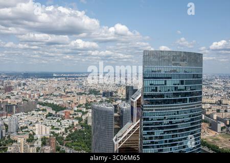 Skyline-Blick auf Moskau mit moderner Architektur und urbaner Landschaft unter einem bewölkten blauen Himmel, aufgenommen an einem hellen Tag Stockfoto