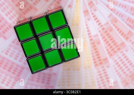 Farbenfroher Würfel zum Stapeln, Lotteriescheine, großer Lotteriegewinn, Glücksspiele Glückszahlen, großer Lotteriegewinn Stockfoto