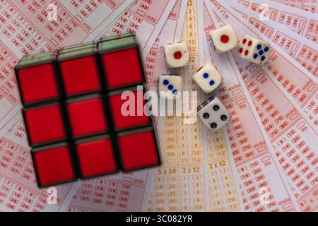 Farbenfroher Würfel zum Stapeln, Lotteriescheine, großer Lotteriegewinn, Glücksspiele Glückszahlen, großer Lotteriegewinn Stockfoto