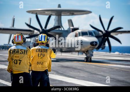 17. September 2018 - Atlantik - Aviation Boatswain's Mate (Handling) 1st Class John Back, rechts, von Jackson, New York, entdeckt eine E-2C Hawkeye, die der Carrier Airborne Early Warning Squadron (VAW) 124 unter der Leitung von Aviation Boatswain's Mate (Handling) 2nd Class Ismael Gabriel Gonzales, aus Newburgh, New York, zugewiesen wurde, während des Flugbetriebs auf dem Flugbetrieb an Bord der Flugzeugträger USS George H.W. Bush (CVN 77). George H.W. Bush ist im Atlantik unterwegs und führt Routineübungen durch, um die Bereitschaft der Träger zu erhalten. (Kreditbild: © U.S. Navy/ZUMA Wire/ZUMAPRESS.com) Stockfoto